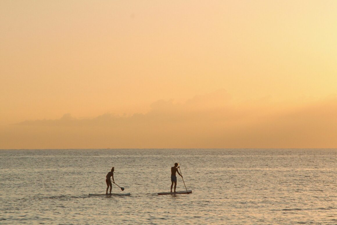 Personnes faisant du paddle au loin en mer