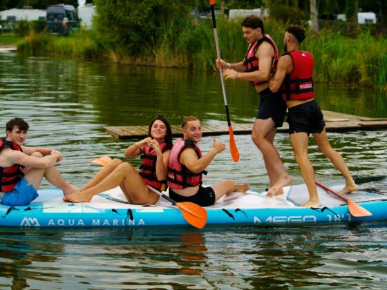 Plusieurs personnes sur un paddle géant