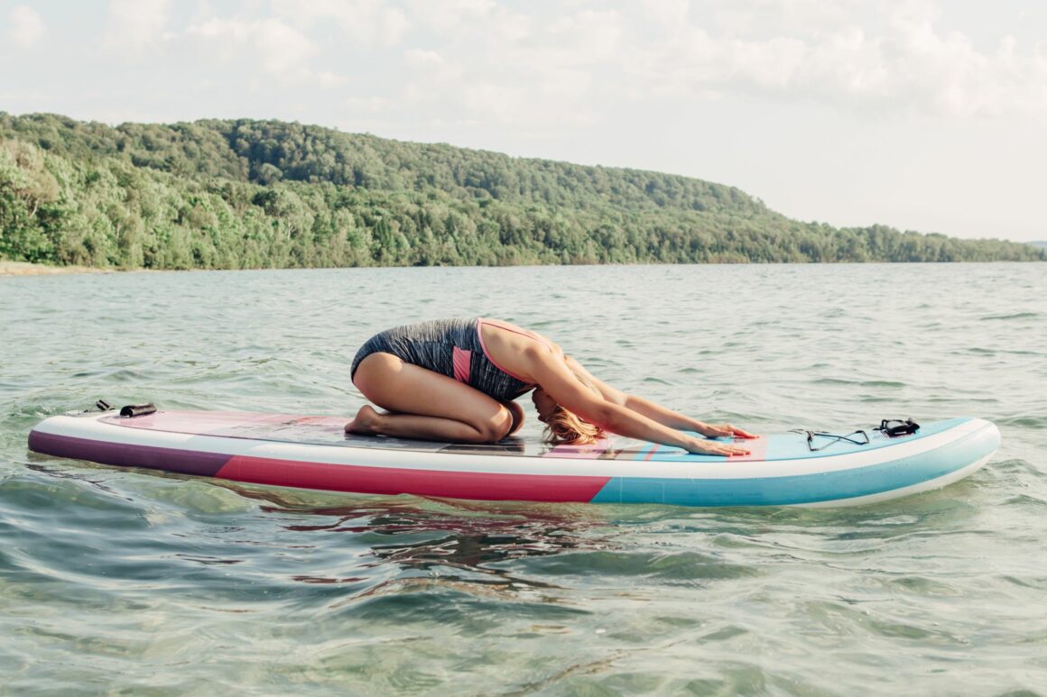 Une femme pratiquant le yoga paddle