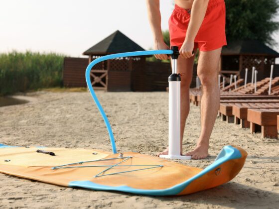 Gonfler un paddle à l'aide d'une pompe