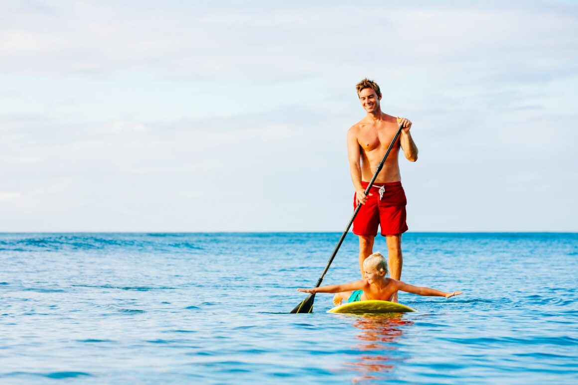 Père et fils sur un paddle