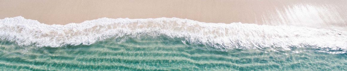 Mousses de vagues sur une plage