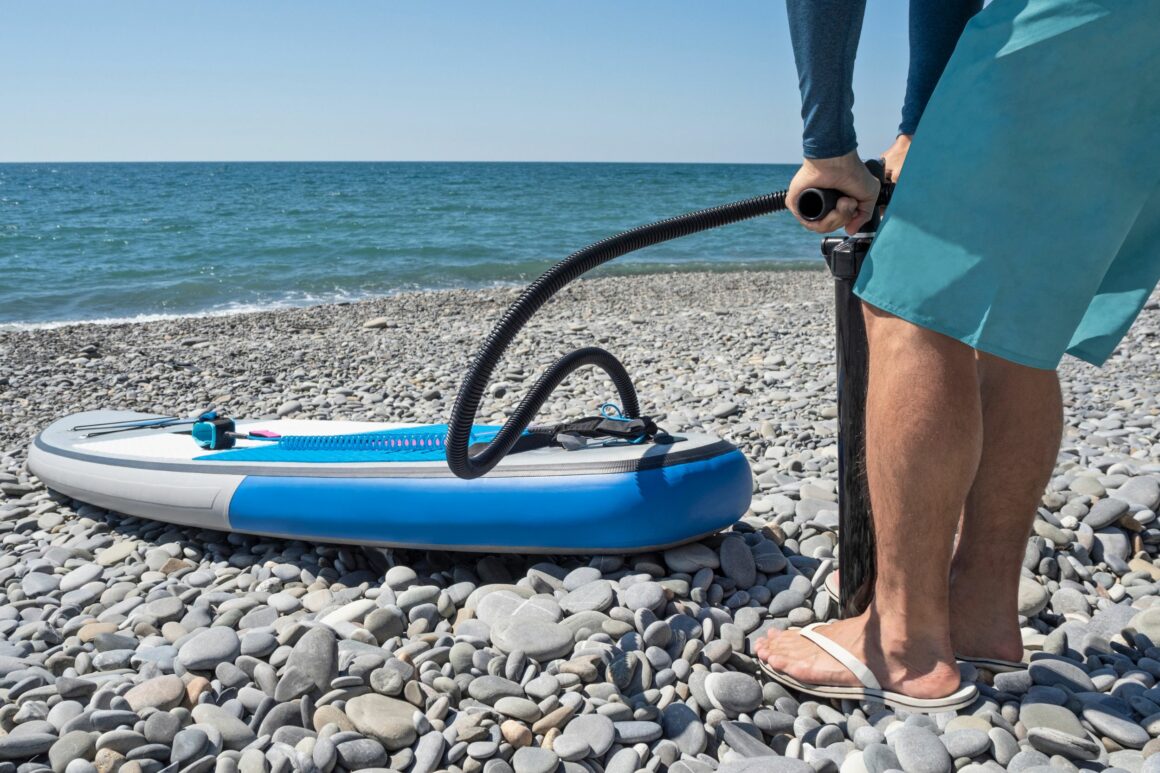 Paddle gonflable sur la plage