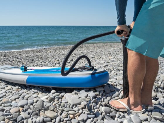 Paddle gonflable sur la plage