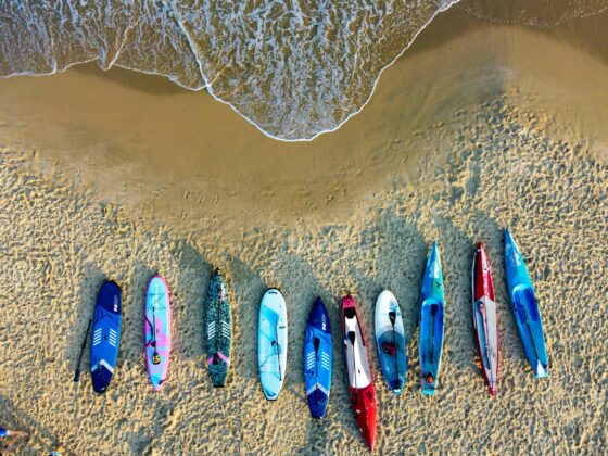 Vue aérienne de planches de SUP sur la plage